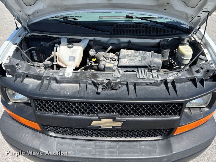 image for item FB3336 2015 Chevrolet Express G3500 box truck