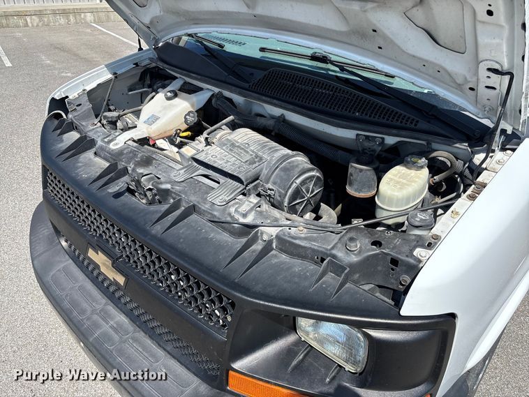 image for item FB3336 2015 Chevrolet Express G3500 box truck