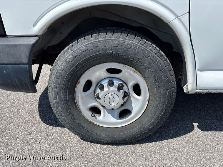 image for item FB3336 2015 Chevrolet Express G3500 box truck