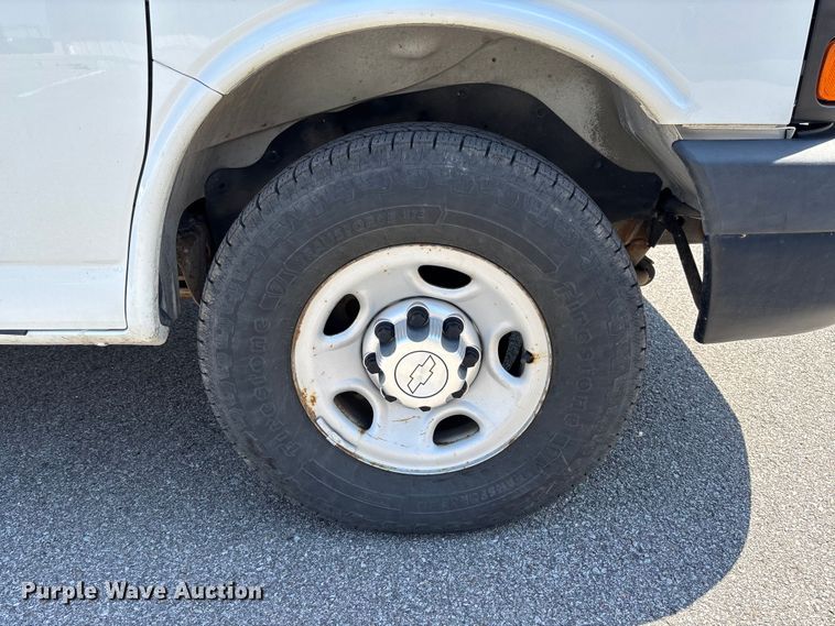 image for item FB3336 2015 Chevrolet Express G3500 box truck