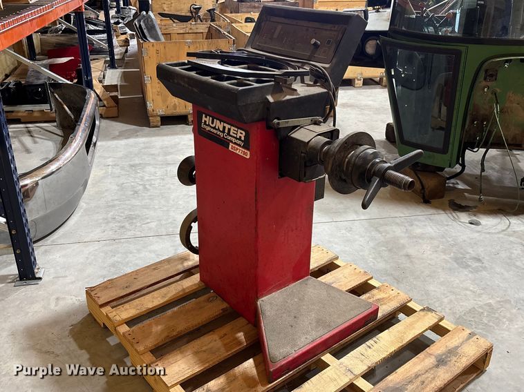 image for item FB3370 Hunter DSP7700 tire balancer