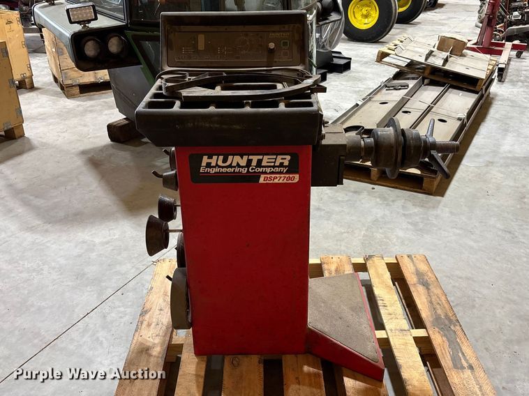 image for item FB3370 Hunter DSP7700 tire balancer