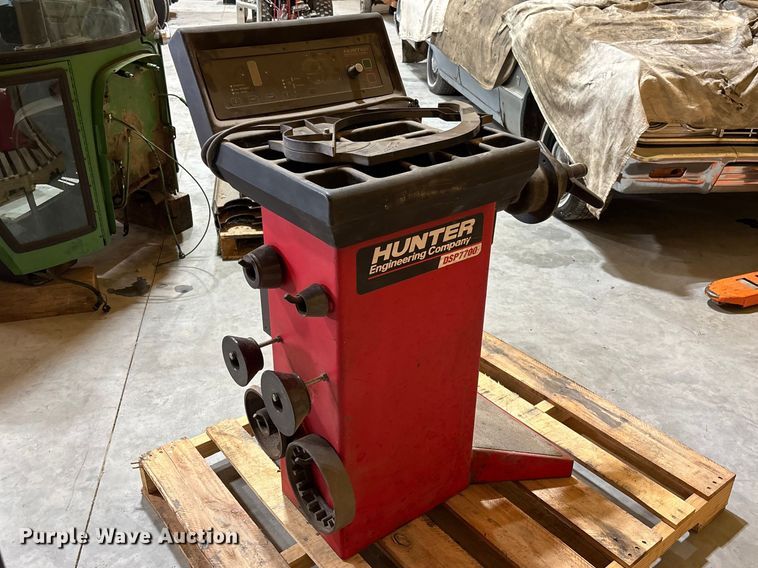 image for item FB3370 Hunter DSP7700 tire balancer