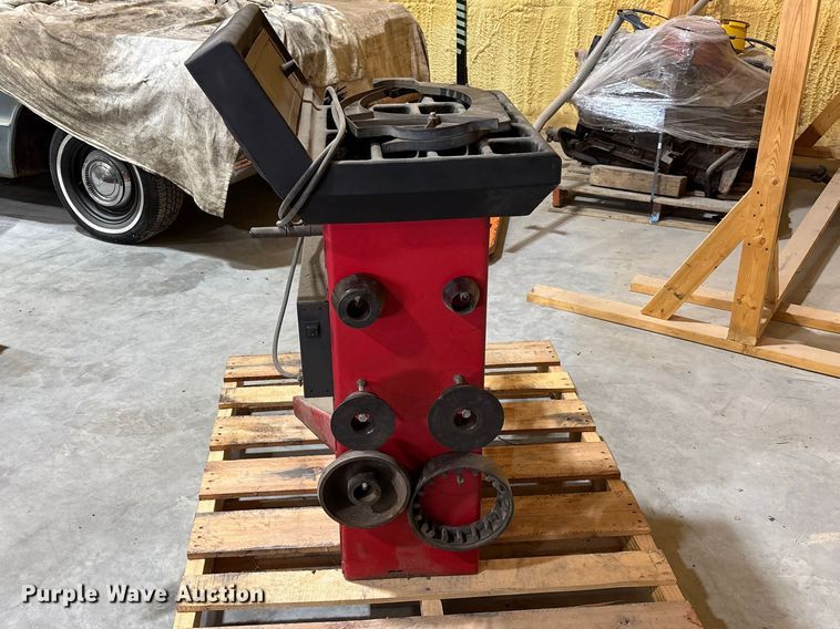 image for item FB3370 Hunter DSP7700 tire balancer