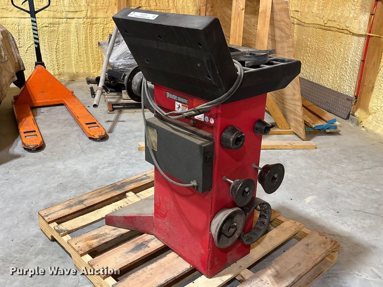 image for item FB3370 Hunter DSP7700 tire balancer