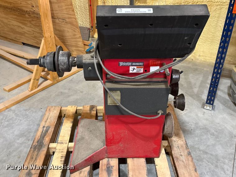 image for item FB3370 Hunter DSP7700 tire balancer