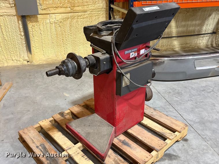 image for item FB3370 Hunter DSP7700 tire balancer