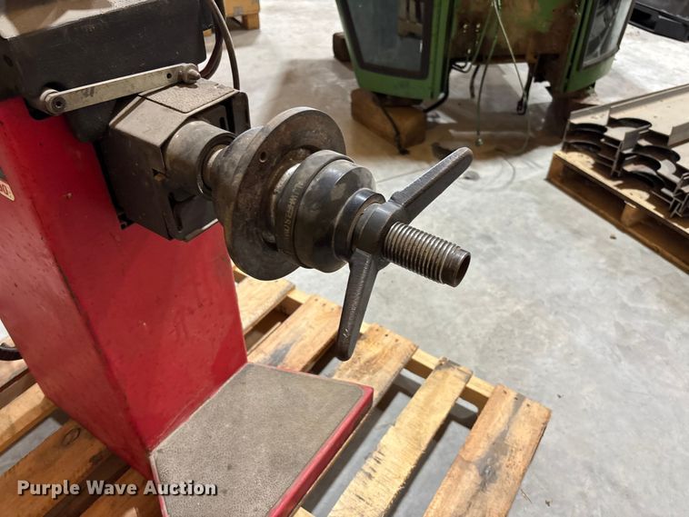 image for item FB3370 Hunter DSP7700 tire balancer