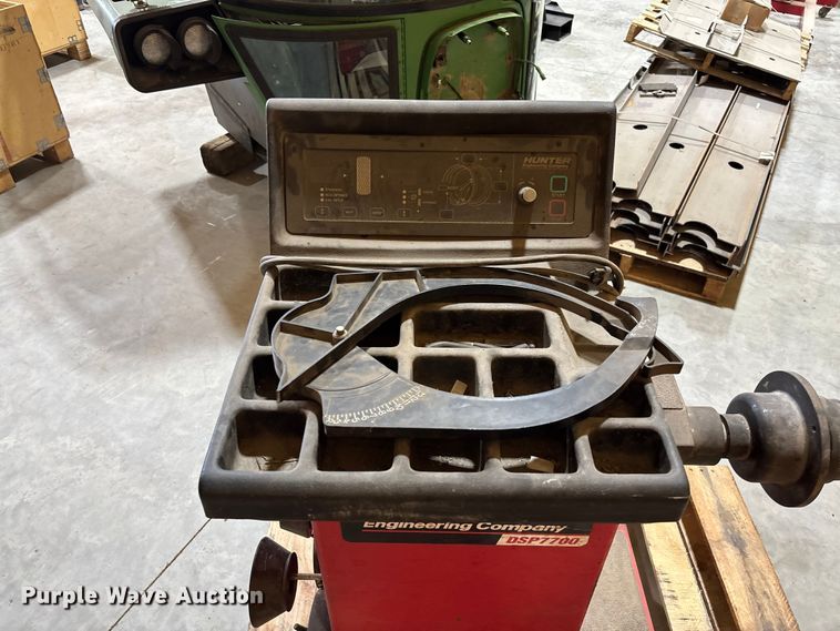 image for item FB3370 Hunter DSP7700 tire balancer