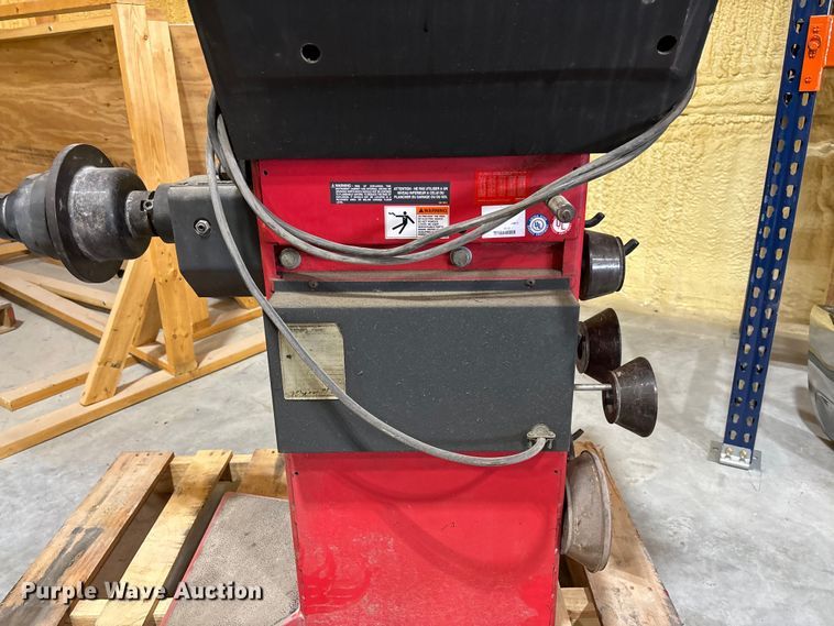 image for item FB3370 Hunter DSP7700 tire balancer