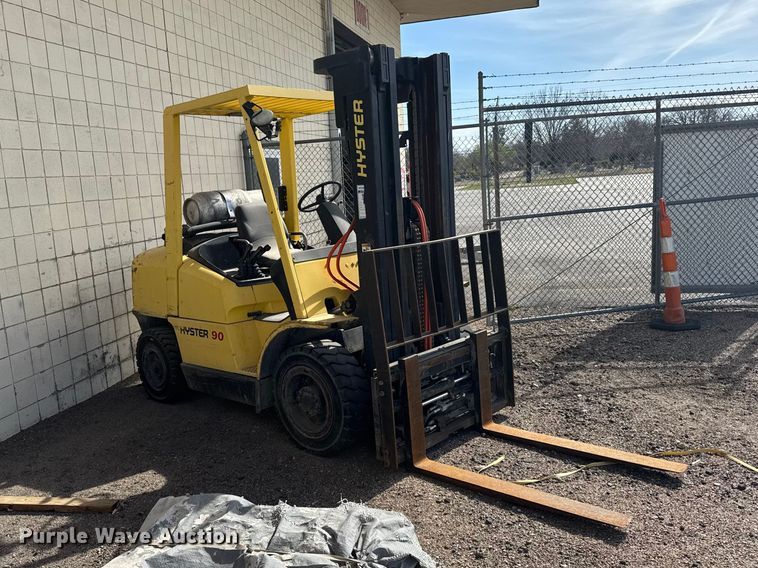 image for item FB7144 2005 Hyster 90 forklift