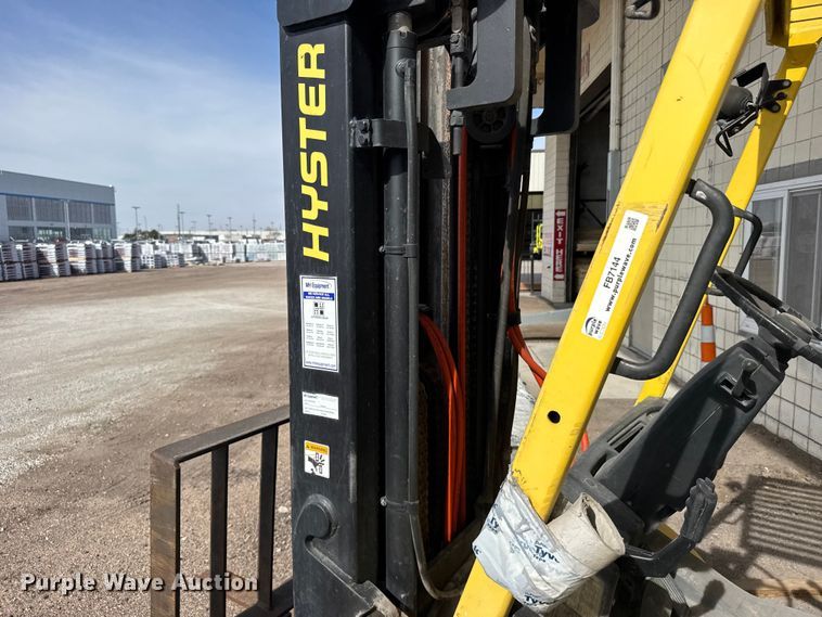 image for item FB7144 2005 Hyster 90 forklift