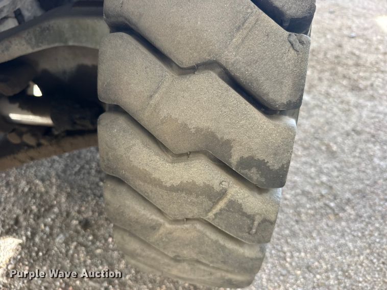 image for item FB7144 2005 Hyster 90 forklift