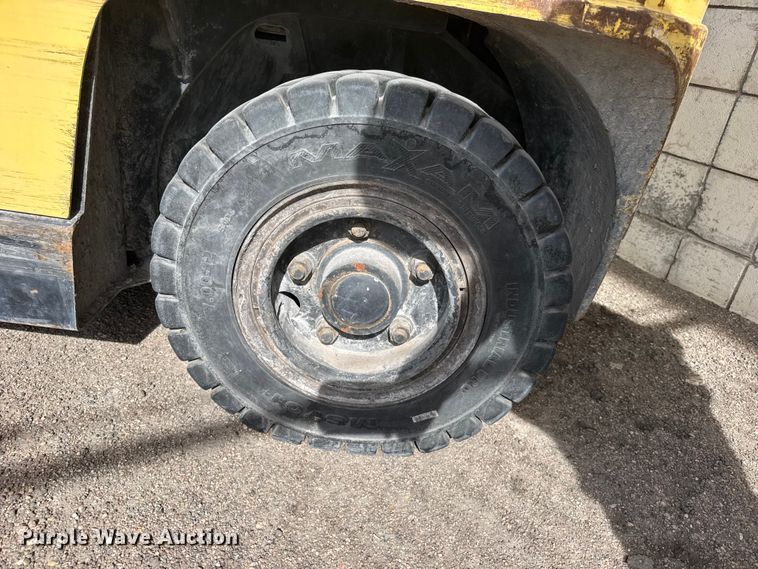 image for item FB7144 2005 Hyster 90 forklift