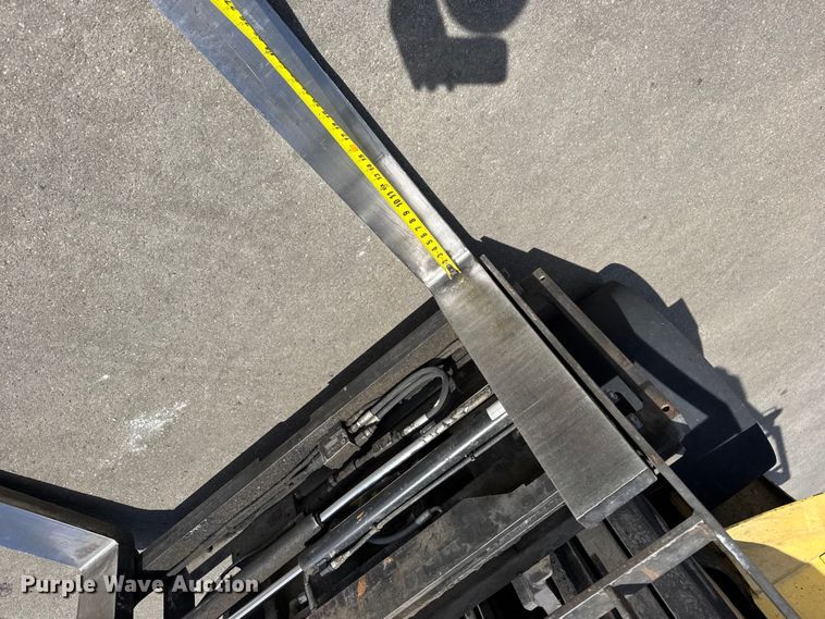 image for item FB7146 2005 Hyster 80 forklift