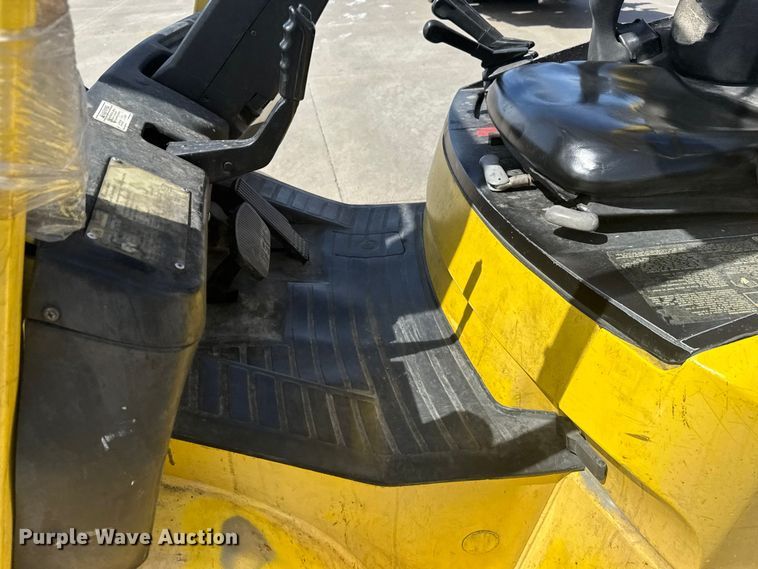 image for item FB7146 2005 Hyster 80 forklift