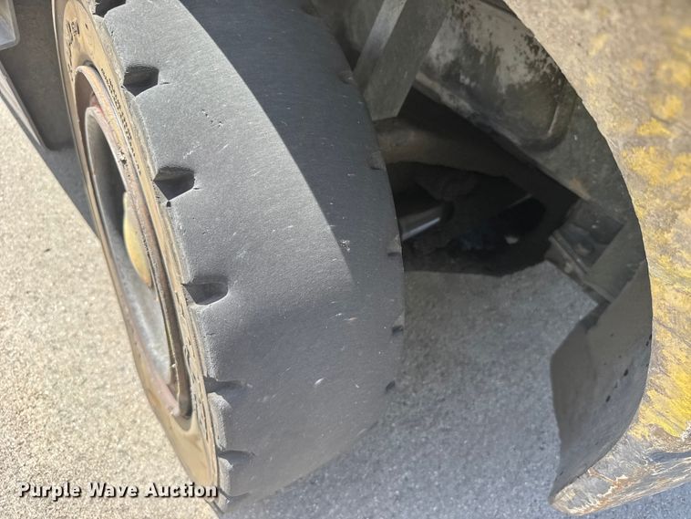 image for item FB7146 2005 Hyster 80 forklift