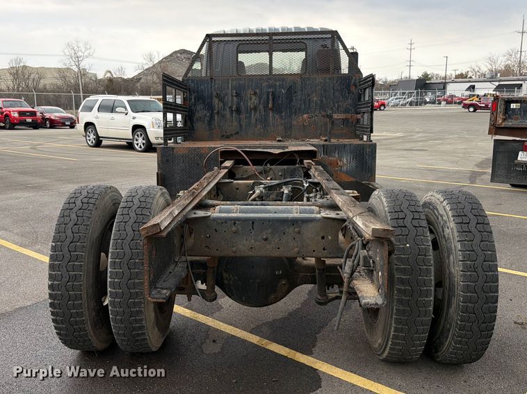 image for item FB8052 2002 GMC T6500 truck cab and chassis