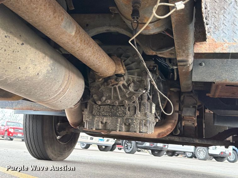 image for item FB8052 2002 GMC T6500 truck cab and chassis