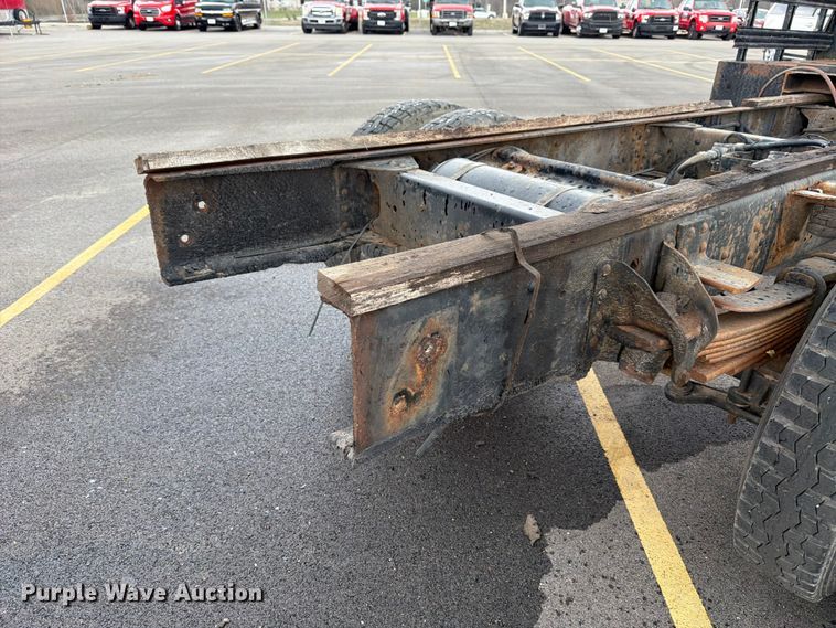 image for item FB8052 2002 GMC T6500 truck cab and chassis