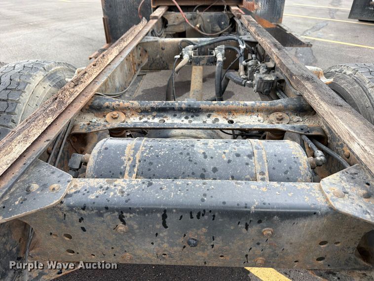 image for item FB8052 2002 GMC T6500 truck cab and chassis