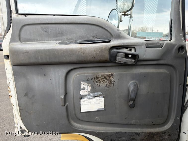 image for item FB8052 2002 GMC T6500 truck cab and chassis