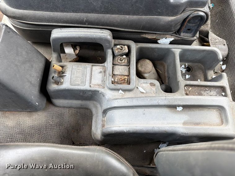 image for item FB8052 2002 GMC T6500 truck cab and chassis