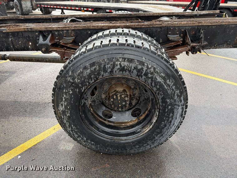 image for item FB8052 2002 GMC T6500 truck cab and chassis