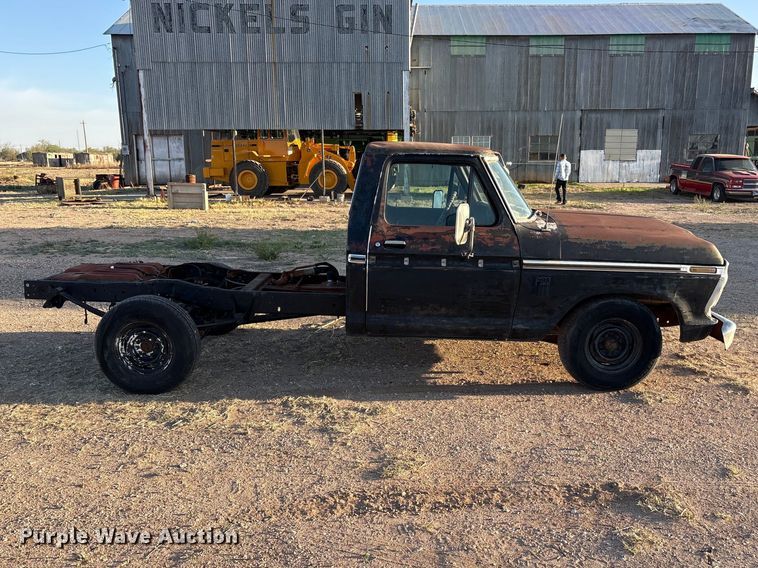 image for item FC2157 1975 Ford F100 pickup truck cab and chassis