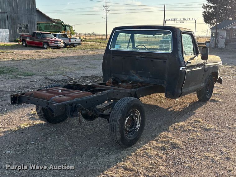 image for item FC2157 1975 Ford F100 pickup truck cab and chassis