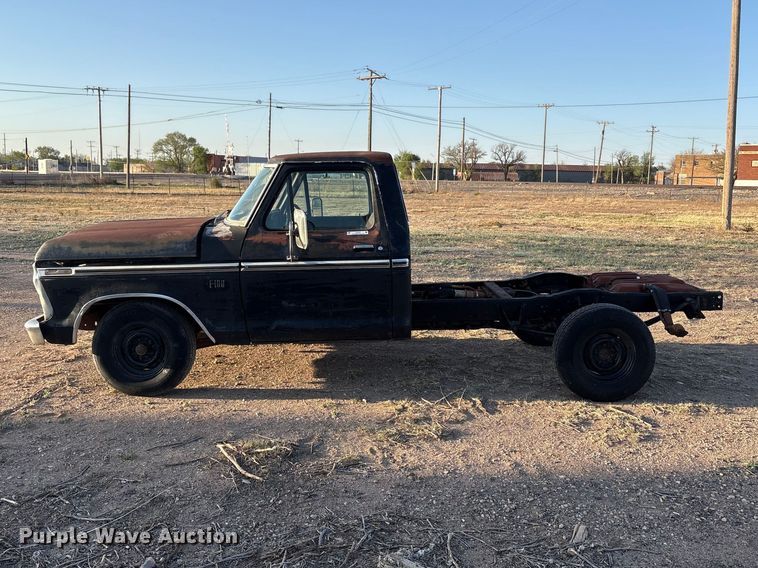 image for item FC2157 1975 Ford F100 pickup truck cab and chassis