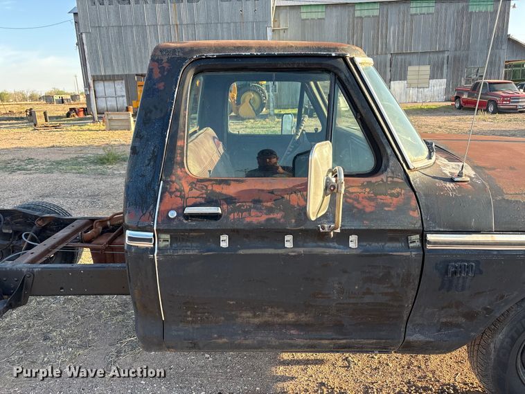 image for item FC2157 1975 Ford F100 pickup truck cab and chassis