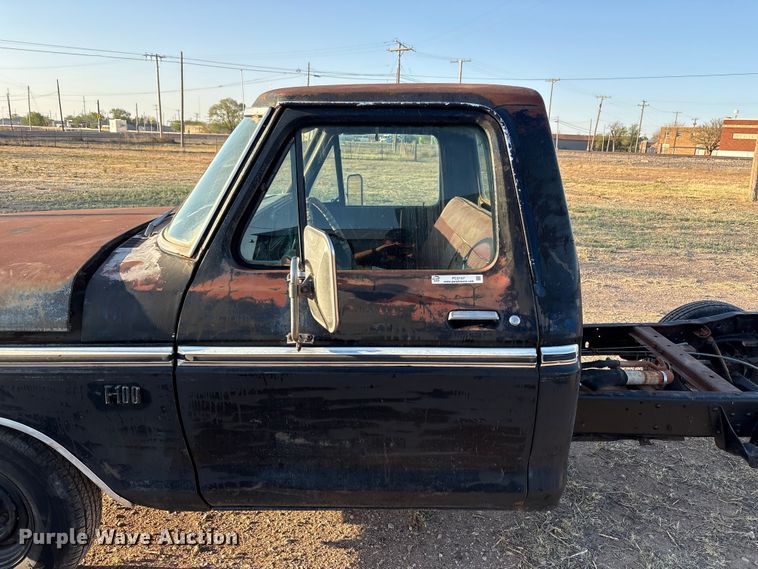 image for item FC2157 1975 Ford F100 pickup truck cab and chassis