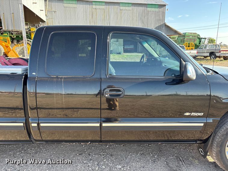 image for item FC2161 2002 Chevrolet Silverado 1500 Ext. Cab pickup truck