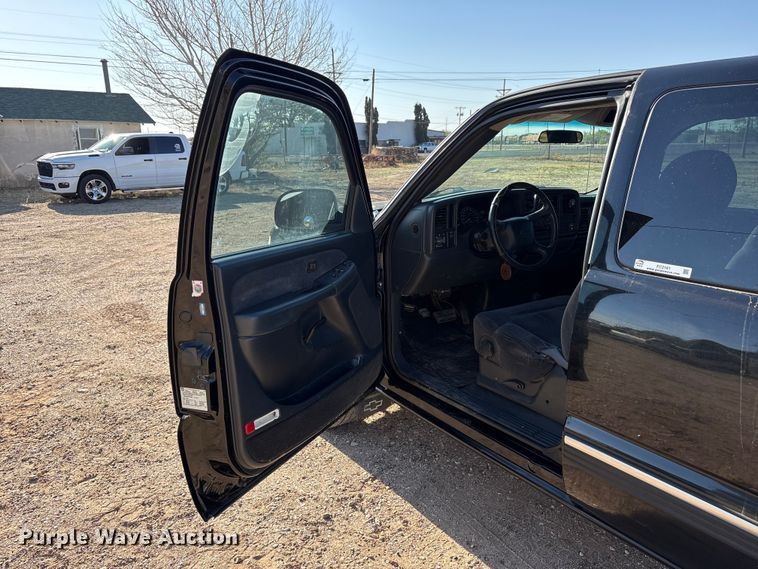 image for item FC2161 2002 Chevrolet Silverado 1500 Ext. Cab pickup truck