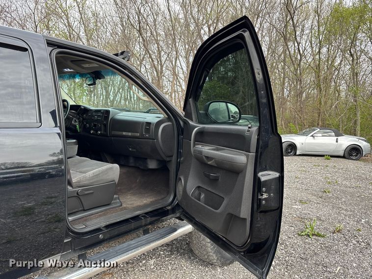 image for item FC4551 2009 Chevrolet Silverado Crew Cab pickup truck