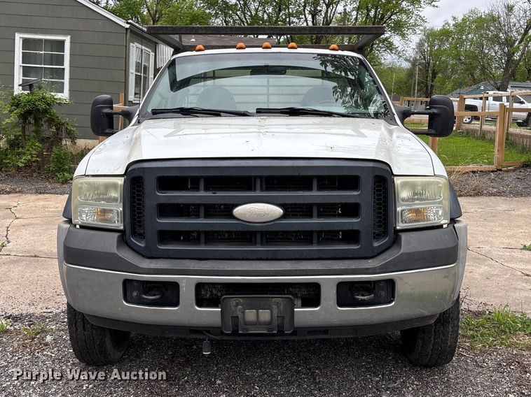 image for item FC4580 2007 Ford F550 flatbed truck