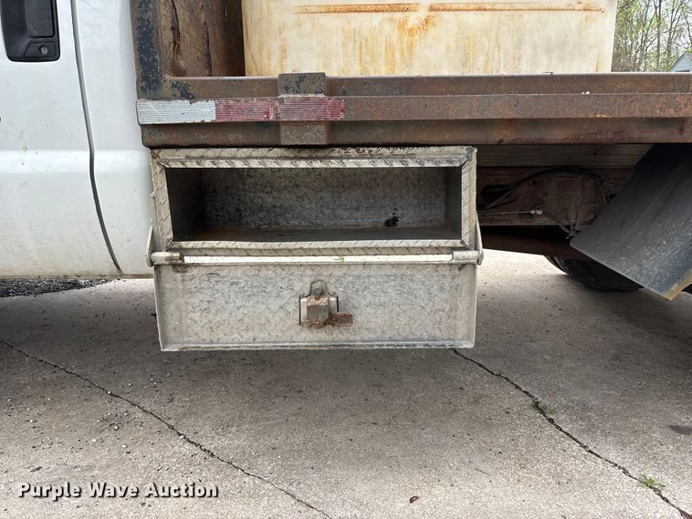 image for item FC4580 2007 Ford F550 flatbed truck