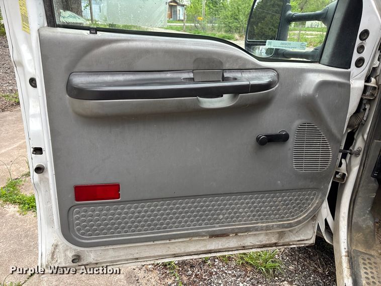 image for item FC4580 2007 Ford F550 flatbed truck