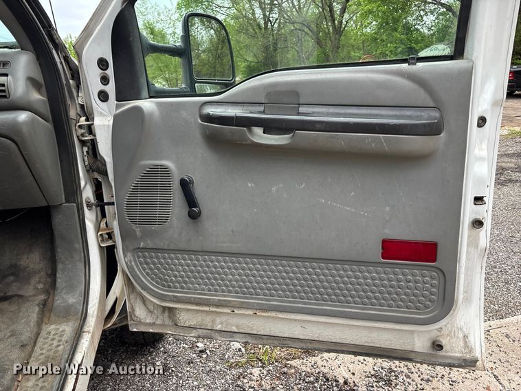 image for item FC4580 2007 Ford F550 flatbed truck