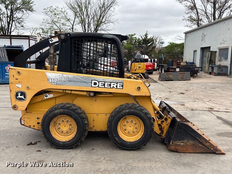 image for item FC4581 2005 John deere 317 skid steer loader