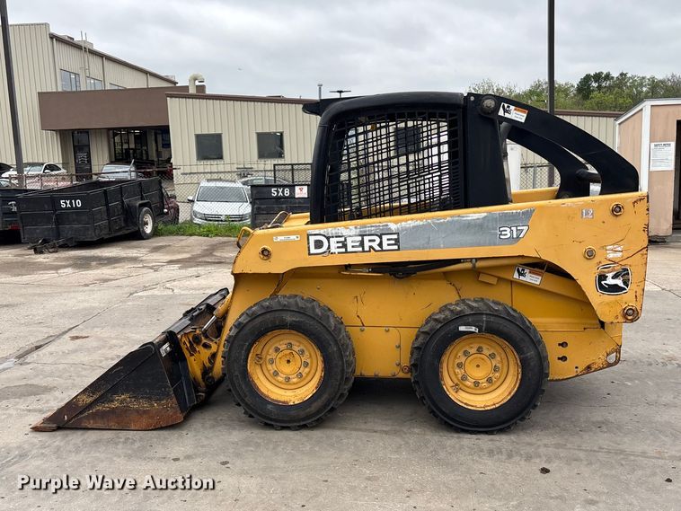 image for item FC4581 2005 John deere 317 skid steer loader