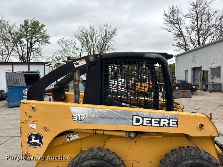 image for item FC4581 2005 John deere 317 skid steer loader