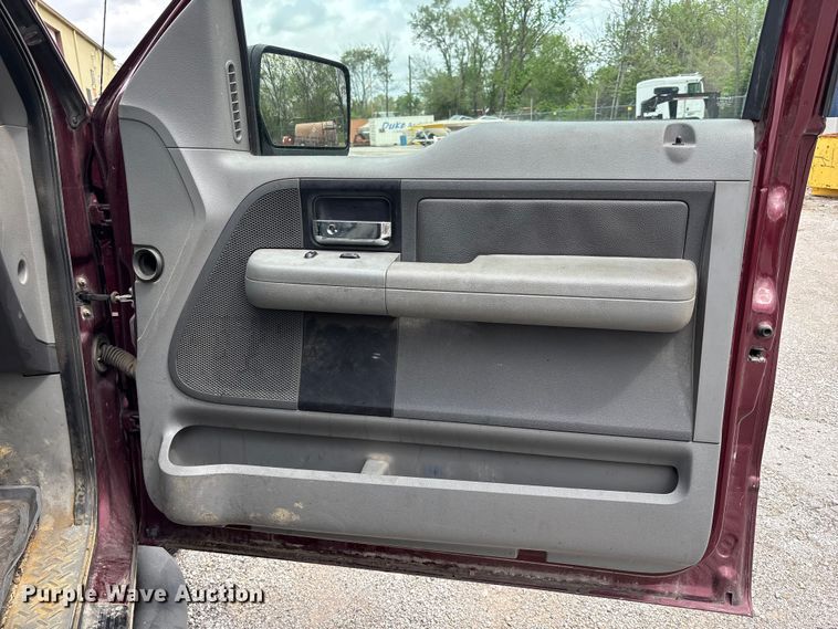 image for item FC4583 2004 Ford F150 Ext. Cab pickup truck