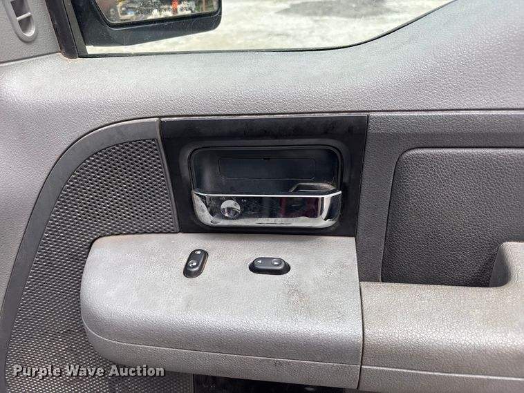 image for item FC4583 2004 Ford F150 Ext. Cab pickup truck