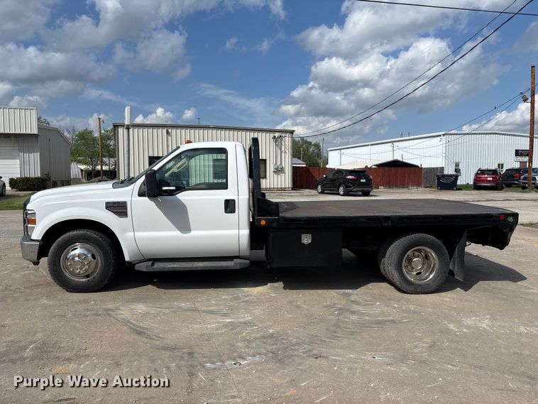 image for item FC4587 2010 Ford F350 Super Duty flatbed pickup truck
