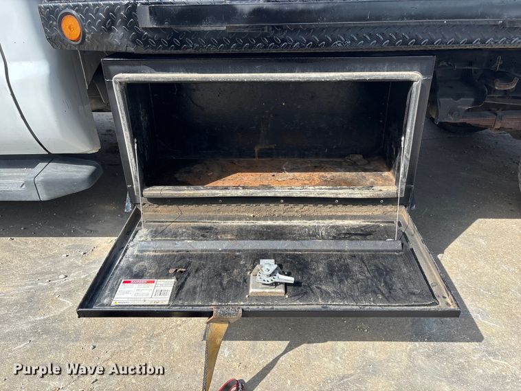 image for item FC4587 2010 Ford F350 Super Duty flatbed pickup truck