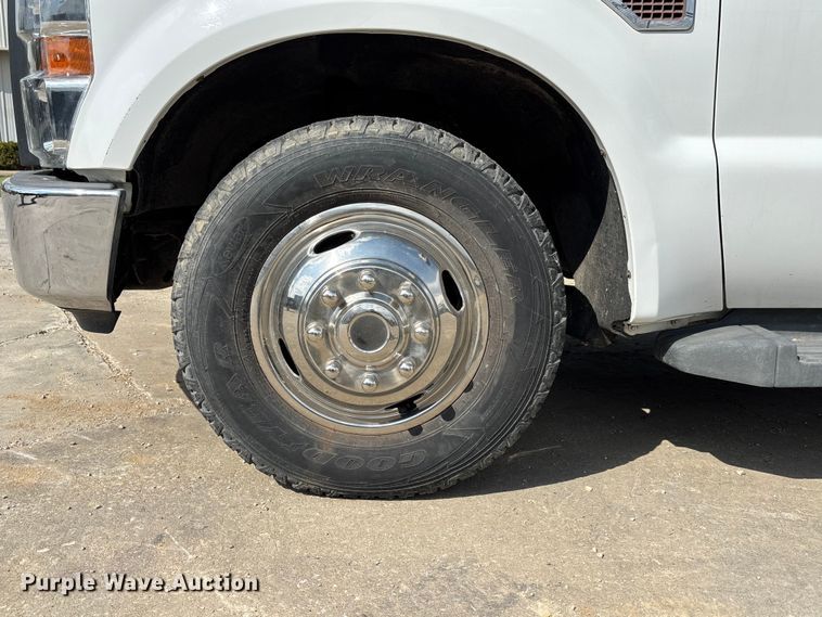 image for item FC4587 2010 Ford F350 Super Duty flatbed pickup truck