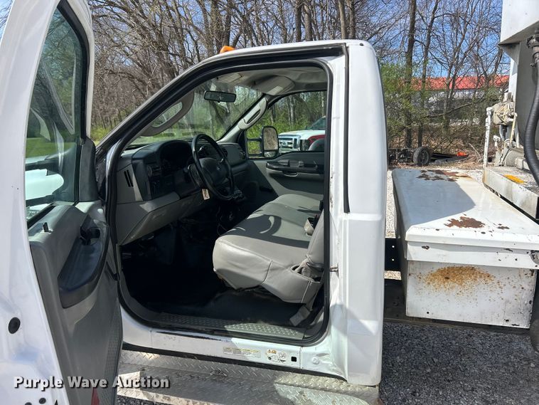 image for item FC5298 2007 Ford F450 Super Duty refuse truck