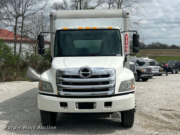 image for item FC5350 2013 Hino 338 box truck